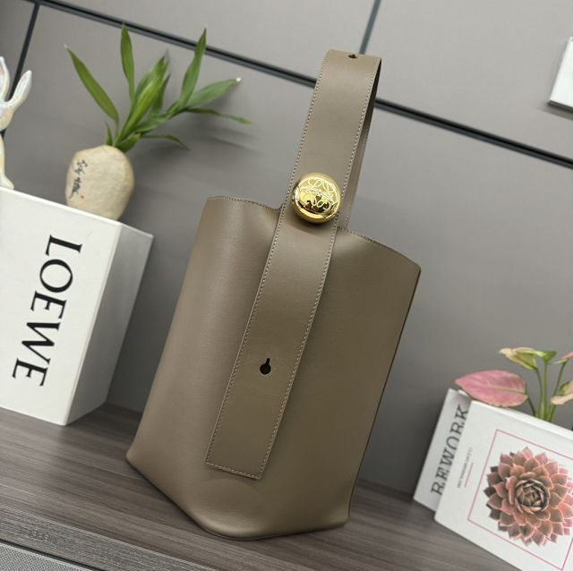 Loewe original calfskin medium pebble bucket BBMX02 grey