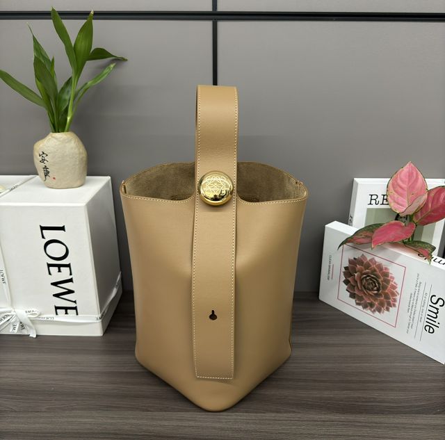 Loewe original calfskin medium pebble bucket BBMX02 toffee