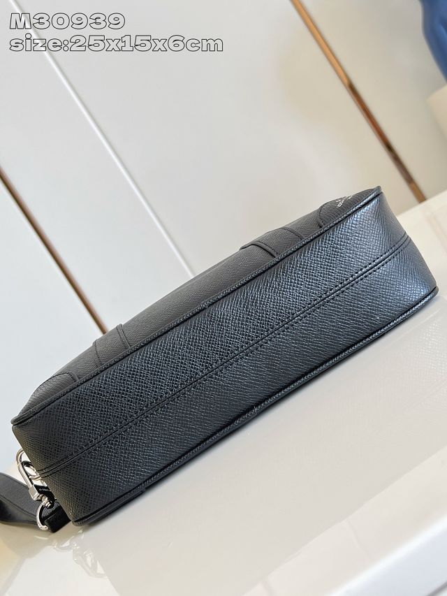 Louis vuitton original taiga leather pochette kasai M30939 black