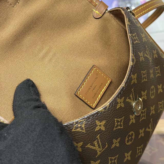 Louis vuitton original monogram canvas solo bag M27096