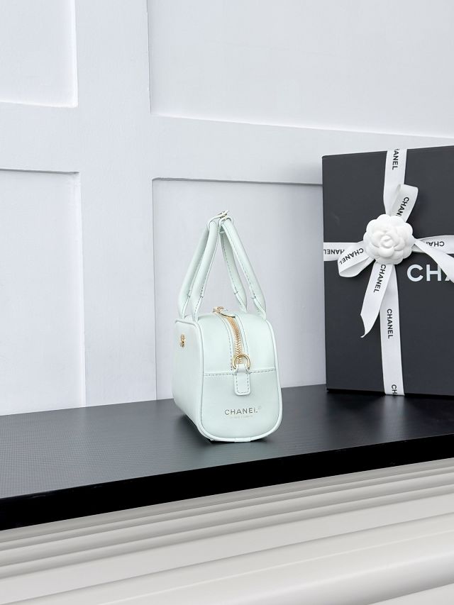 CC calfskin clutch with strap AP5528 light green